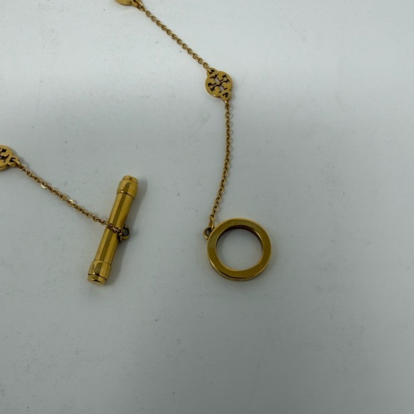 Tory Burch Logo Toggle Short Necklace in Gold 16" Delicate Gold Plated - Picture 5 of 6